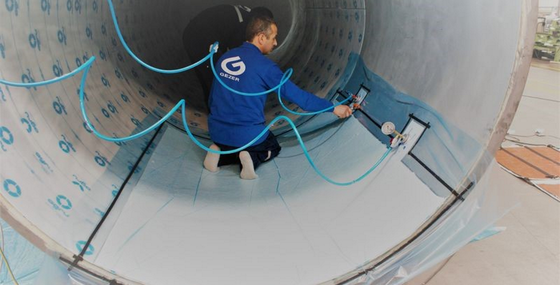 Lắp đặt nhựa lót bồn FRP